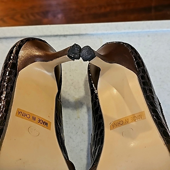 Red Circle Heels, Sz 8.5, Brown, Buckle Design Silvertone Round & Square Studs - Picture 16 of 16